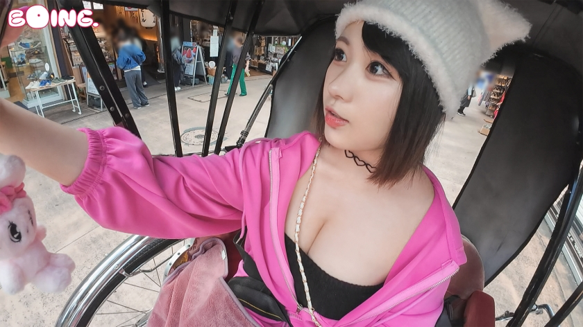 露出が激しい可愛すぎる巨乳美少女とデート