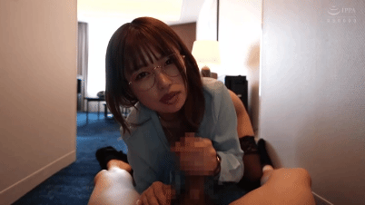 手コキで寸止めするメガネ美女社長。