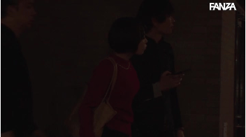 暗闇の中、唐突に襲われる赤い服を着た女性。