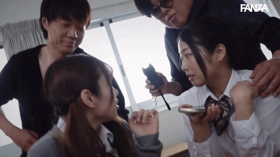 スタンガンで気絶させられる女子生徒。