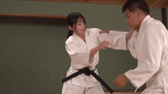 どさくさに紛れて乳と尻を触ってくる最低な試合。