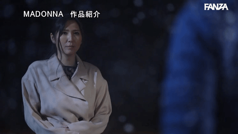 雪が降る中、下着を見せつけるスケベ熟女。
