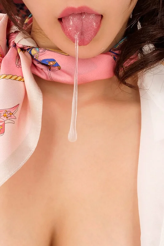 小さい舌から唾液が垂れる。