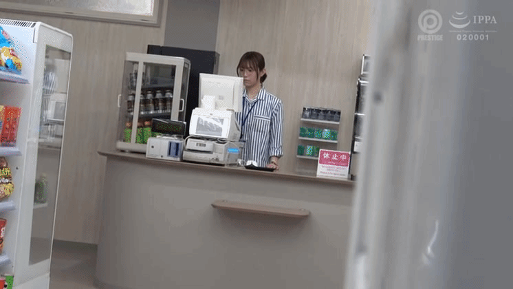 大好きな本を読むコンビニ店員。