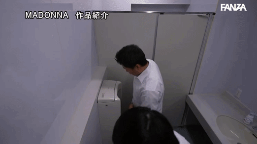 トイレでこっそりフェラ抜き。