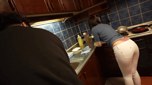 キッチンでムチムチのピタパン。