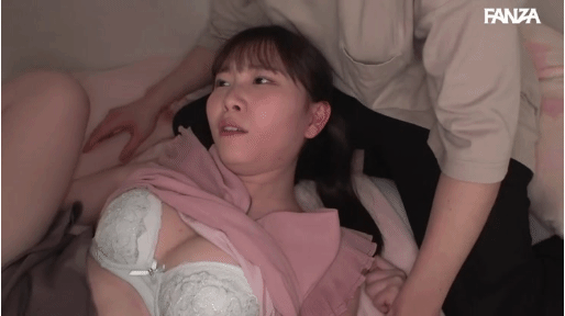 知らない男にビンタされる可哀想な女性。