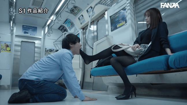 電車内で足を舐めさせられる。