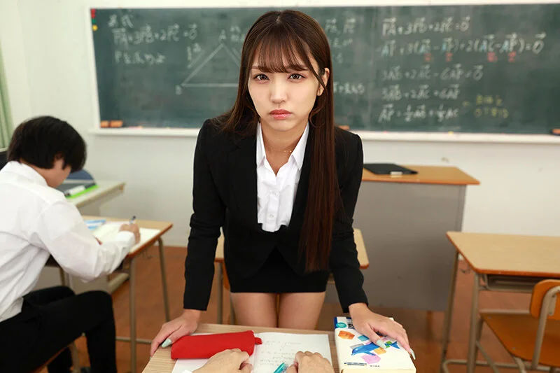 学校でスーツ姿の女教師。