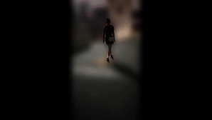 静かな街中を歩く女性。