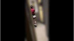 エレベーターに乗り込む女性。