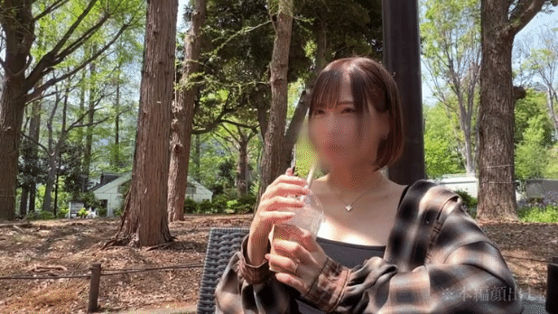 公園のベンチで語る若妻。