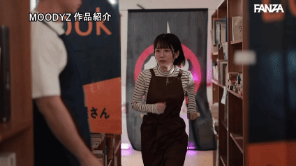 本屋で走る女の子。