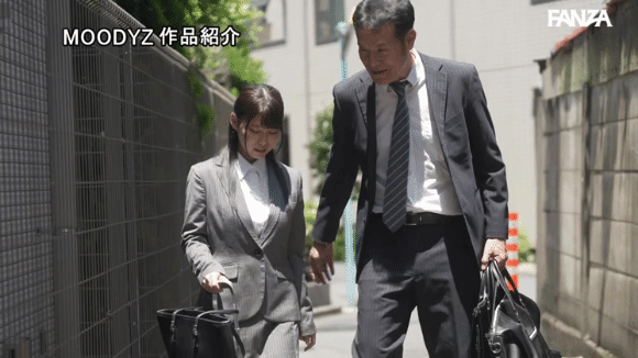 お尻を触る最低な男