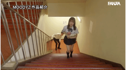 ノーパンで階段を登る石川さん。