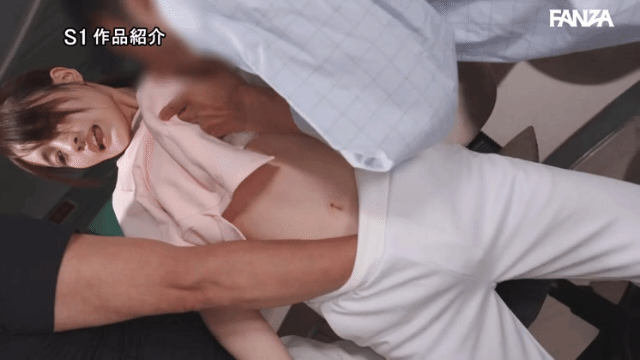 着衣越しに手マン。