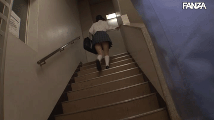 階段を登る女の子。