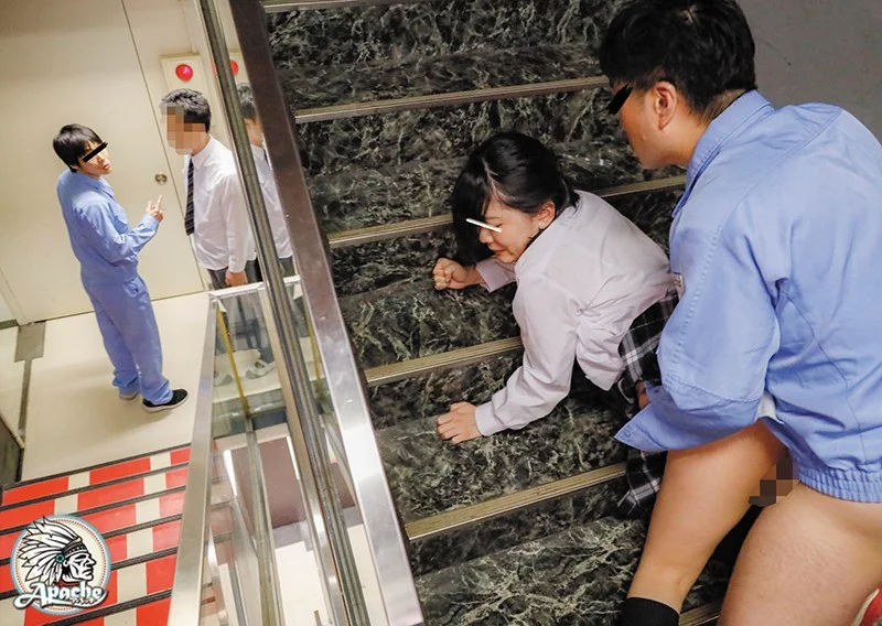 階段の上で歳の差セックス。