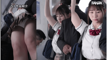 肘でおっぱいむにゅ。