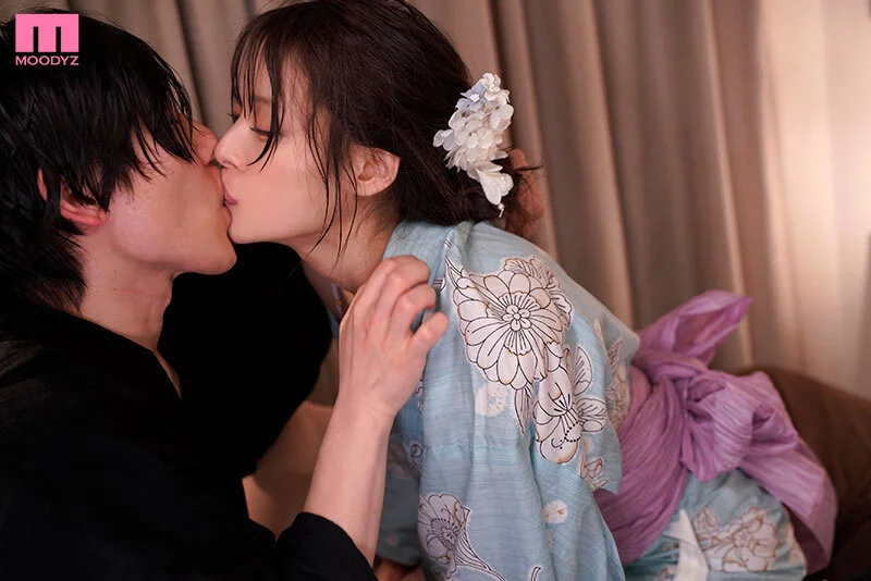 浴衣姿でキスする二人。