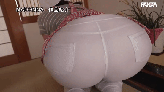 デカ尻家政婦に釘付け。