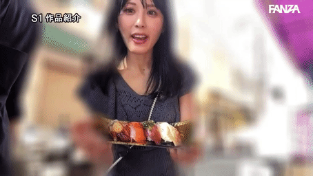 お寿司盛り合わせを食べる美女