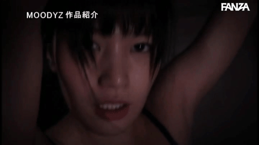 拘束されたタンクトップ美女。