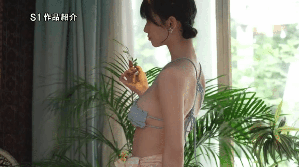 夏っぽいスタジオでグラビア撮影。