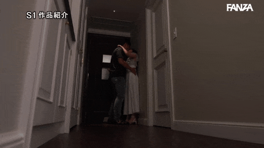 初美なのかとホテルインからのキス。