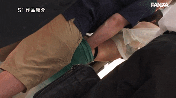 スポーティーな格好で電車に乗るAV女優「Soa」　おじさんに後ろからパンツの中に手を突っ込まれ手マンされる。