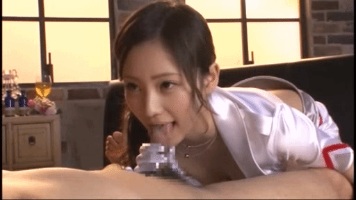 小さいちんこを舌で舐める。