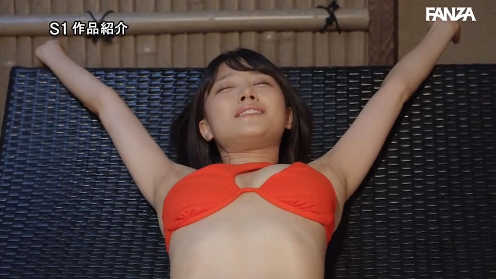 snos00134 安達夕莉 オレンジの水着 腕を伸ばす