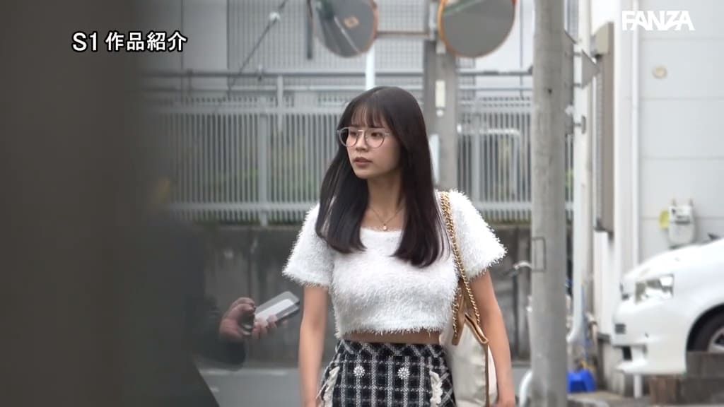 snos00184 田野憂 街路を歩く