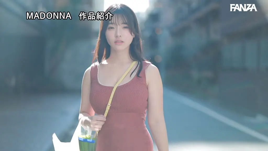 jur00753 彩月七緒 敷地外を歩く