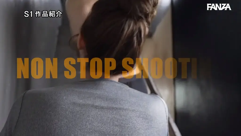 sone00605 倉木華 階段を登る