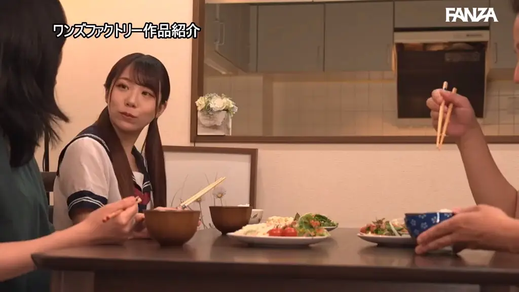 waaa00321 尾崎えりか リビング 食事中